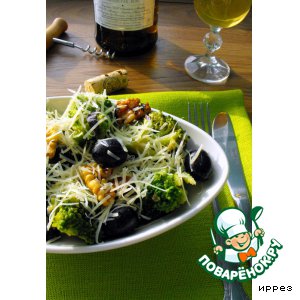 Салат с брокколи, грецкими орехами и пармезаном