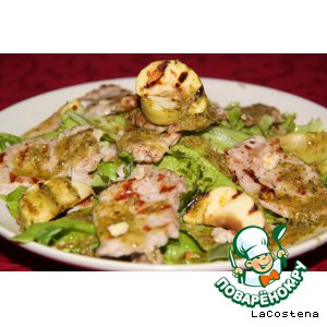 Мясной салат с теплым яблочком