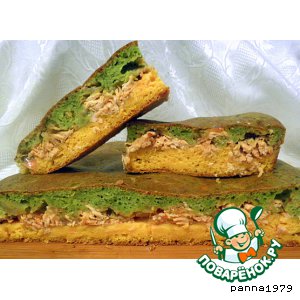 Зелено-желтый пирог с куриной начинкой