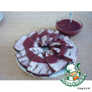 Свинина, запеченная с вишней