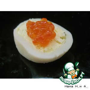Мини-кальмары с икрой, фаршированные яичным салатом