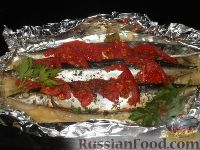 Сайра, запеченная с помидорами