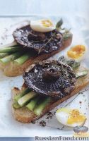 Бутерброды с жареными шампиньонами и спаржей