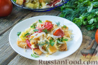 Салат с помидорами, картофелем, сыром и сухариками