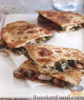 Закуска из лепешки тортильи с грибами и мясом