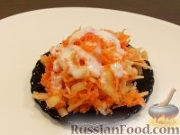 Салат из сырой моркови и яблок со сметаной