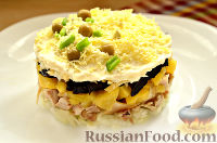 Слоеный салат с курицей, ананасами и черносливом