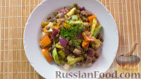 Теплый салат из овощей и чечевицы