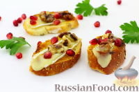 Кростини с сыром бри, гранатом и грецкими орехами