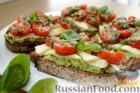 Тосты с авокадо, брынзой и черри