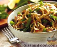 Рисовая лапша с тофу, зеленым луком и арахисом