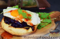 Тост с красной капустой, горгонзолой и яйцом