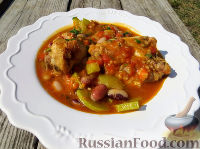 Курица, тушенная с кабачками и фасолью