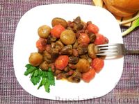 Куриные сердечки, тушенные с грибами, в соусе