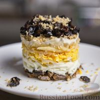 Слоёный салат со шпротами и черносливом