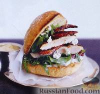 Бургер с курятиной, колбаской чоризо и сыром фета
