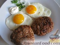 Рубленый бифштекс с яйцом