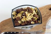 Салат с сухариками, сыром и оливками