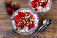 Молочная рисовая каша с клубникой и орехами