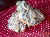 Бутерброды со слабосоленой килькой, свежим огурцом и маринованным луком