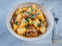 Свиная рулька, тушенная с картофелем, в томатном соусе