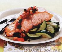 Жареный лосось с цуккини и томатным соусом
