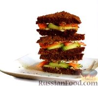 Закусочные бутерброды с лососем и огурцом