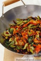 Стир-фрай из куриного филе с грибами и зеленым салатом