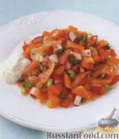 Салат из копченой семги с помидорами и редисом