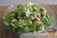 Салат из курицы с яблоком, морковью, сельдереем и листьями салата