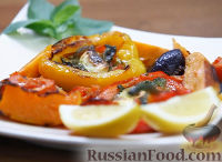 Теплый салат из печеных овощей, с песто и сыром