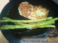 Оладьи из кабачков и спаржа в арахисовом соусе