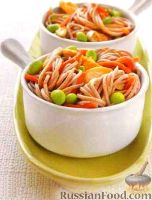 Салат из лапши соба с курицей и бобами
